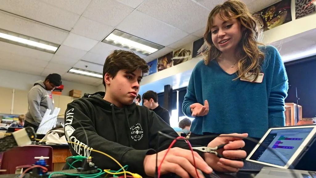 Minnetronix brings engineering to students at Saint Paul high school